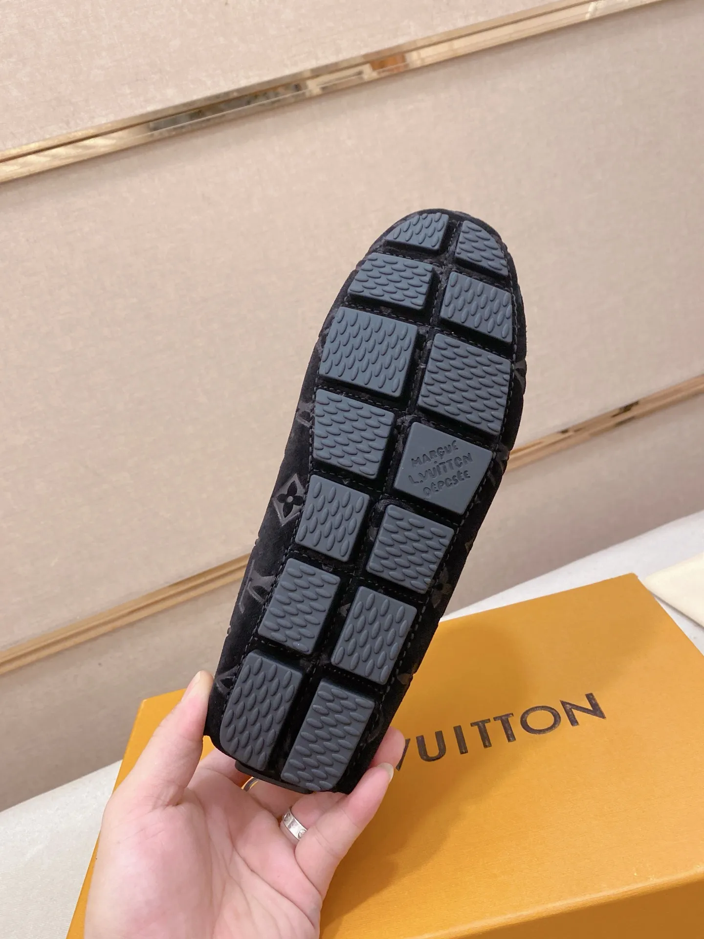 Factory price: 500💰High-end quality! LV 🆕🆕Exclusive hot-selling products in stock🔥🔥New products on the shelves, high-quality Ferragamo men's pea shoes, high-end casual driving shoes, with complete packaging! 💪 💪 Material: imported first-layer cowhide 🐂 + imported high-quality buffalo leather lining + wear-resistant outsole 👍🏻👍🏻 Features: high-end and comfortable, purely handmade 🚀 🚀 Create the perfect shoes that suit you best 🔥 🔥 Size: (38-44) 45 standard size can be customized!